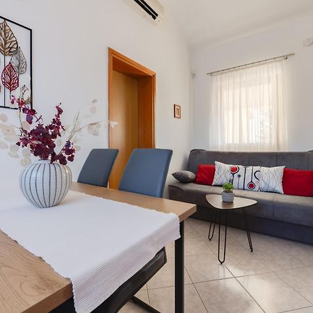 Villa Livia With Three Nice Apartments, Swimming Pool, Childrens Playground, Barbecue And Free Parking Ližnjan Exteriör bild
