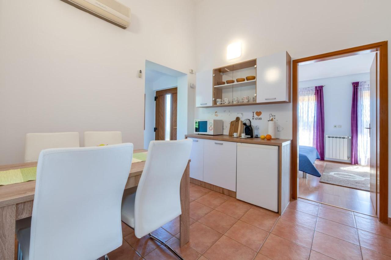 Villa Livia With Three Nice Apartments, Swimming Pool, Childrens Playground, Barbecue And Free Parking Ližnjan Exteriör bild