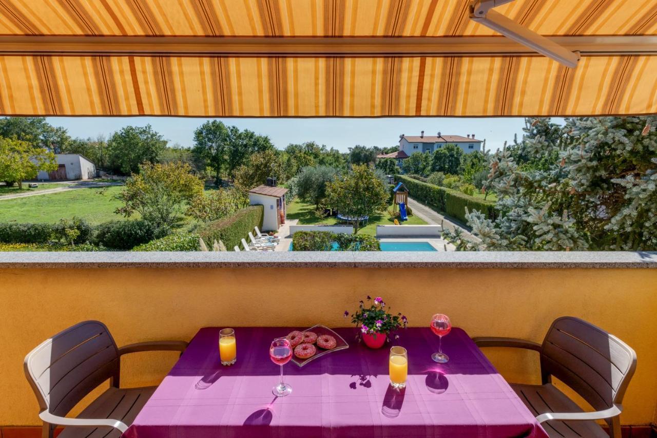 Villa Livia With Three Nice Apartments, Swimming Pool, Childrens Playground, Barbecue And Free Parking Ližnjan Exteriör bild