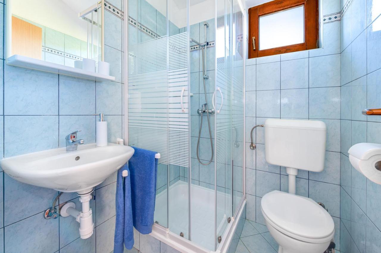 Villa Livia With Three Nice Apartments, Swimming Pool, Childrens Playground, Barbecue And Free Parking Ližnjan Exteriör bild