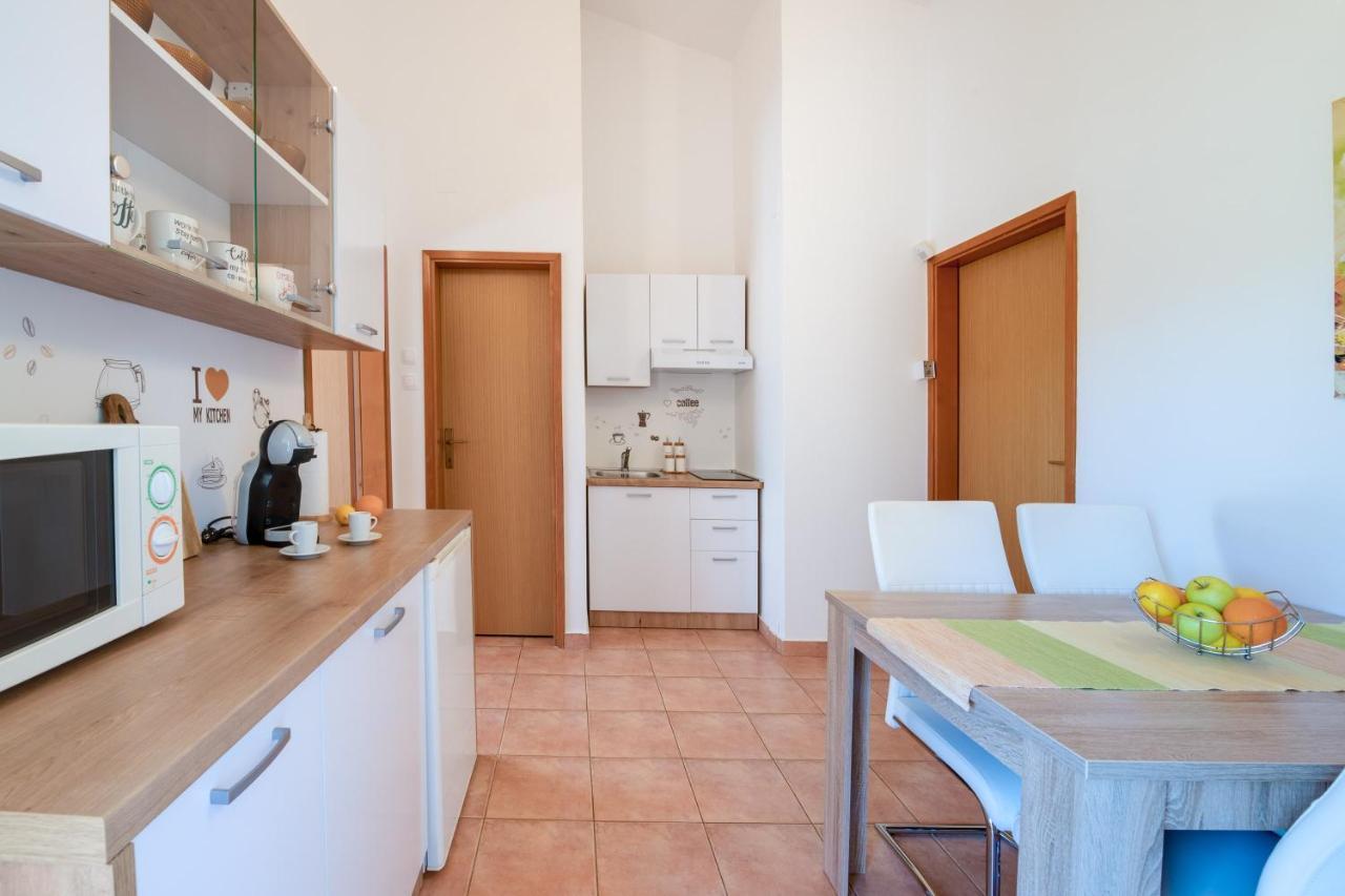 Villa Livia With Three Nice Apartments, Swimming Pool, Childrens Playground, Barbecue And Free Parking Ližnjan Exteriör bild