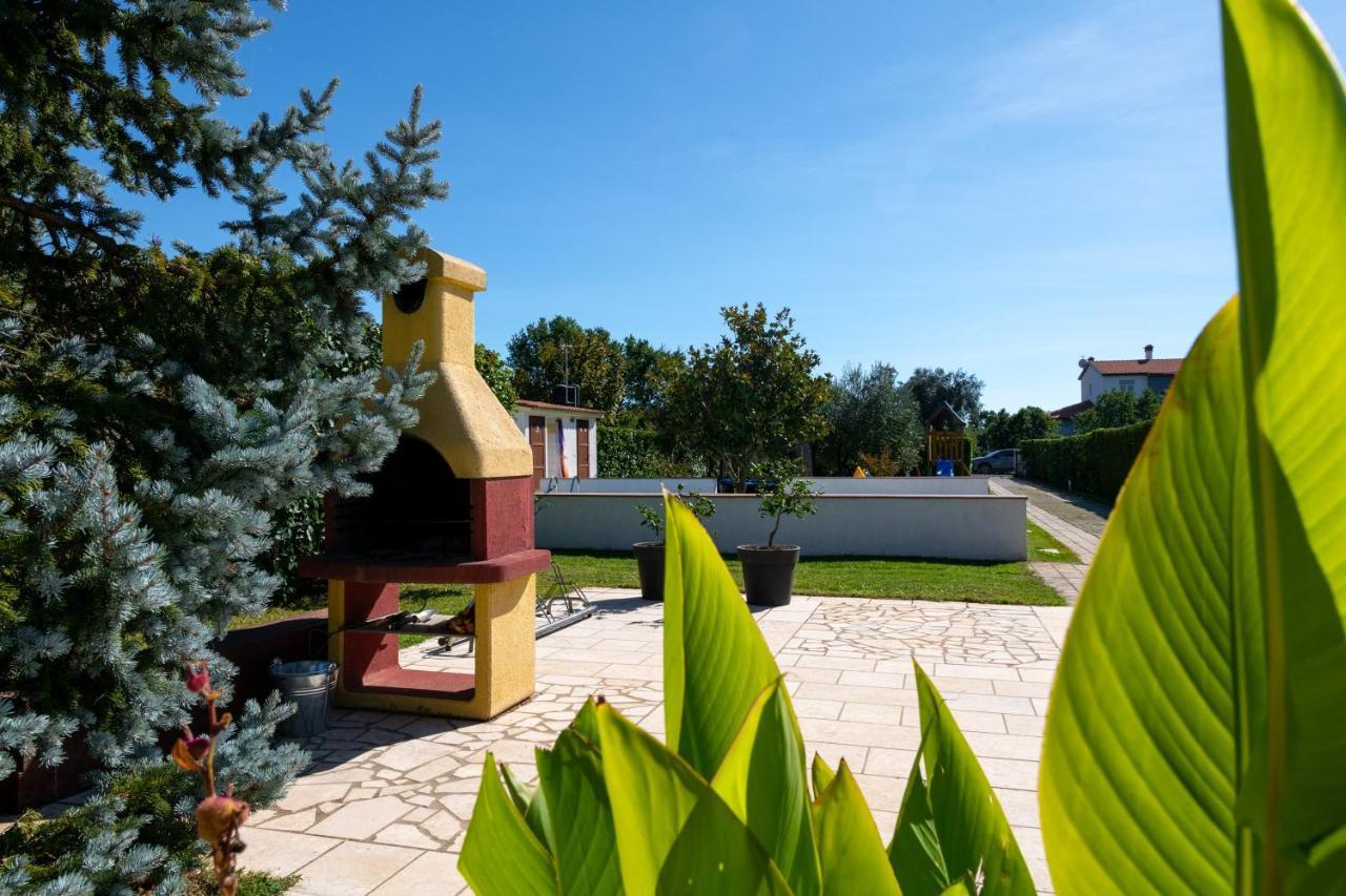 Villa Livia With Three Nice Apartments, Swimming Pool, Childrens Playground, Barbecue And Free Parking Ližnjan Exteriör bild