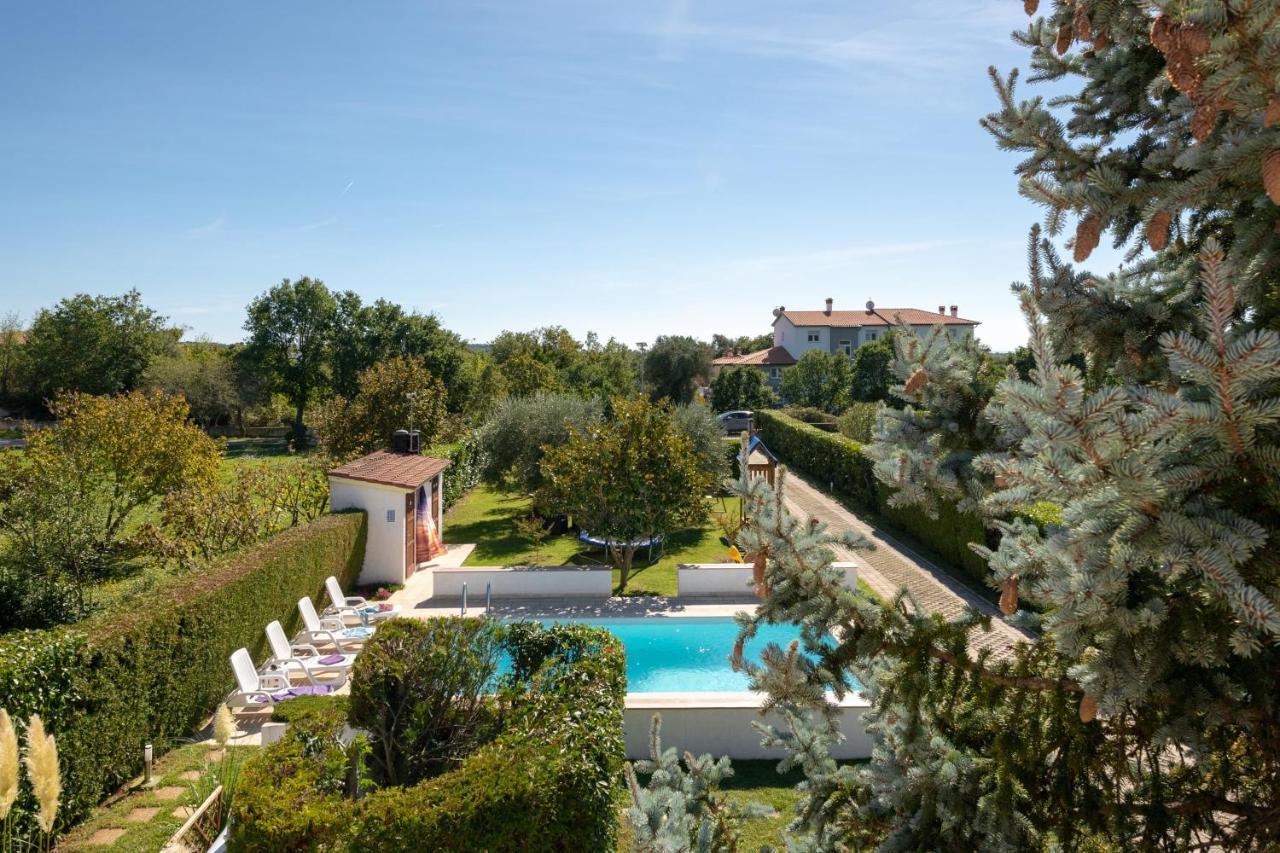 Villa Livia With Three Nice Apartments, Swimming Pool, Childrens Playground, Barbecue And Free Parking Ližnjan Exteriör bild