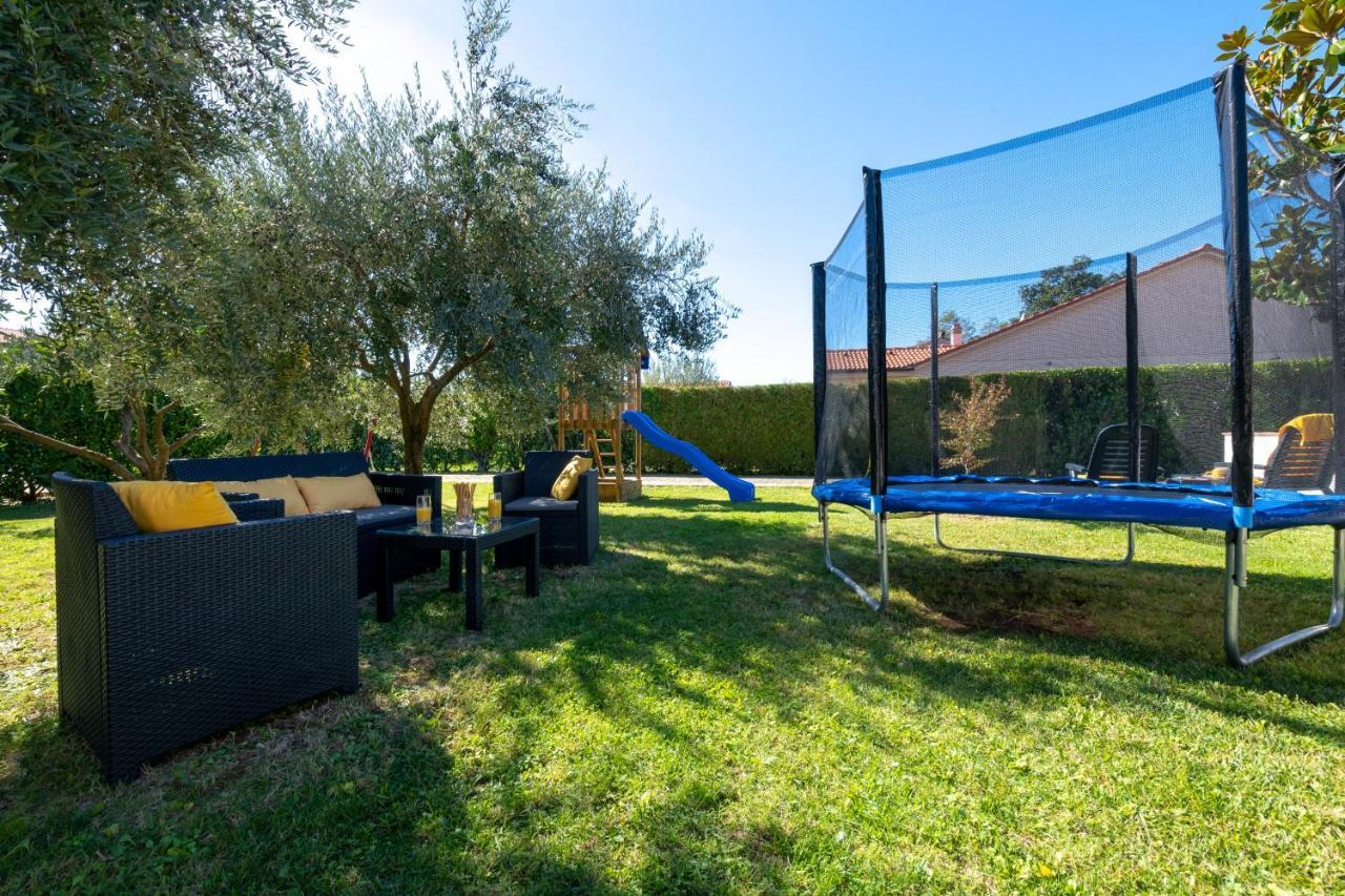 Villa Livia With Three Nice Apartments, Swimming Pool, Childrens Playground, Barbecue And Free Parking Ližnjan Exteriör bild