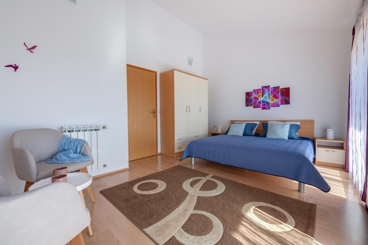 Villa Livia With Three Nice Apartments, Swimming Pool, Childrens Playground, Barbecue And Free Parking Ližnjan Exteriör bild