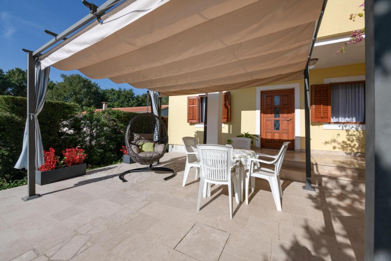 Villa Livia With Three Nice Apartments, Swimming Pool, Childrens Playground, Barbecue And Free Parking Ližnjan Exteriör bild