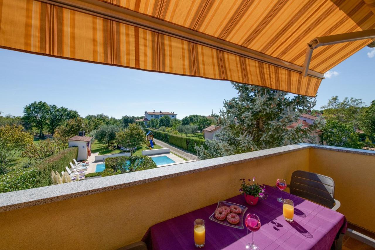 Villa Livia With Three Nice Apartments, Swimming Pool, Childrens Playground, Barbecue And Free Parking Ližnjan Exteriör bild