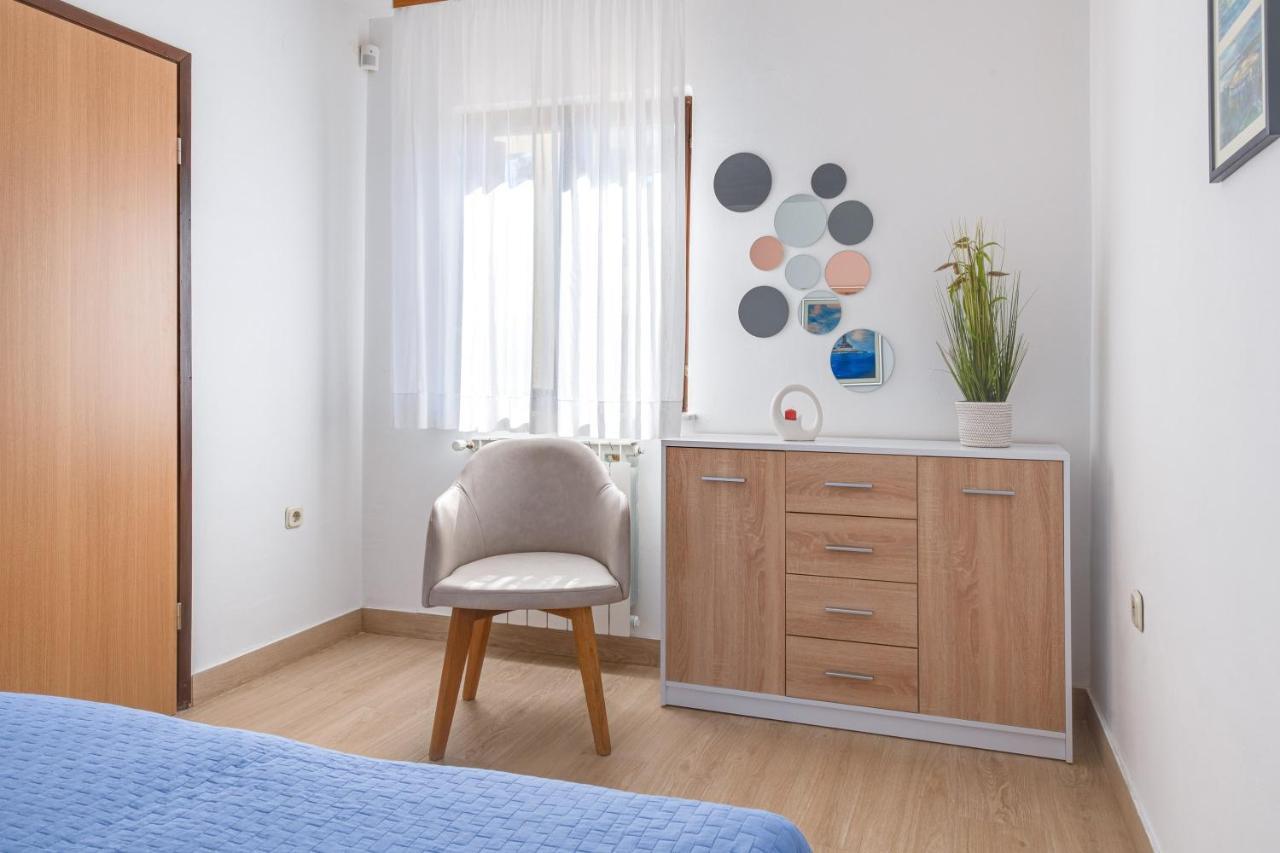 Villa Livia With Three Nice Apartments, Swimming Pool, Childrens Playground, Barbecue And Free Parking Ližnjan Exteriör bild
