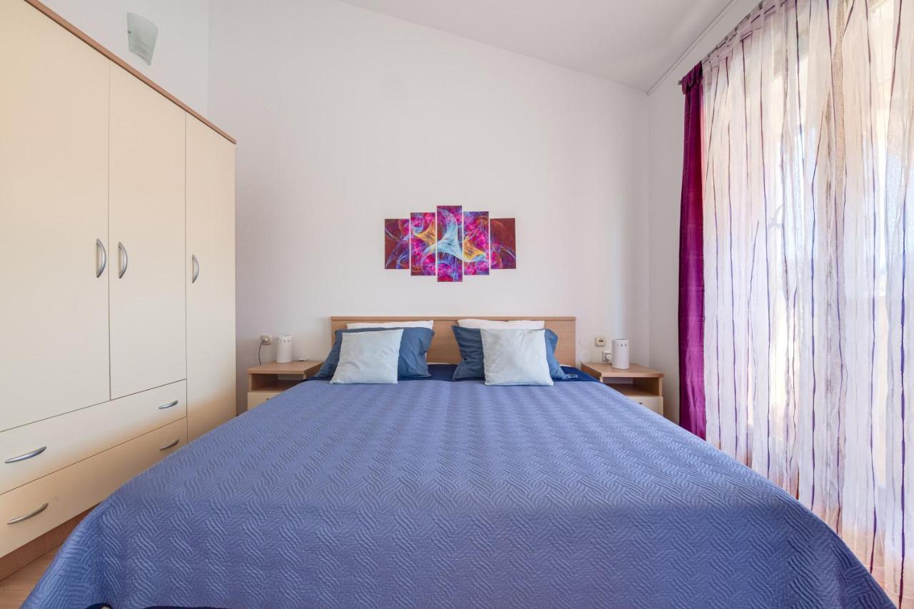 Villa Livia With Three Nice Apartments, Swimming Pool, Childrens Playground, Barbecue And Free Parking Ližnjan Exteriör bild