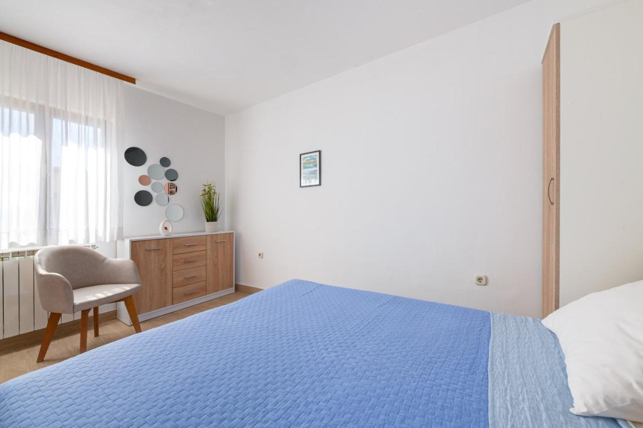 Villa Livia With Three Nice Apartments, Swimming Pool, Childrens Playground, Barbecue And Free Parking Ližnjan Exteriör bild