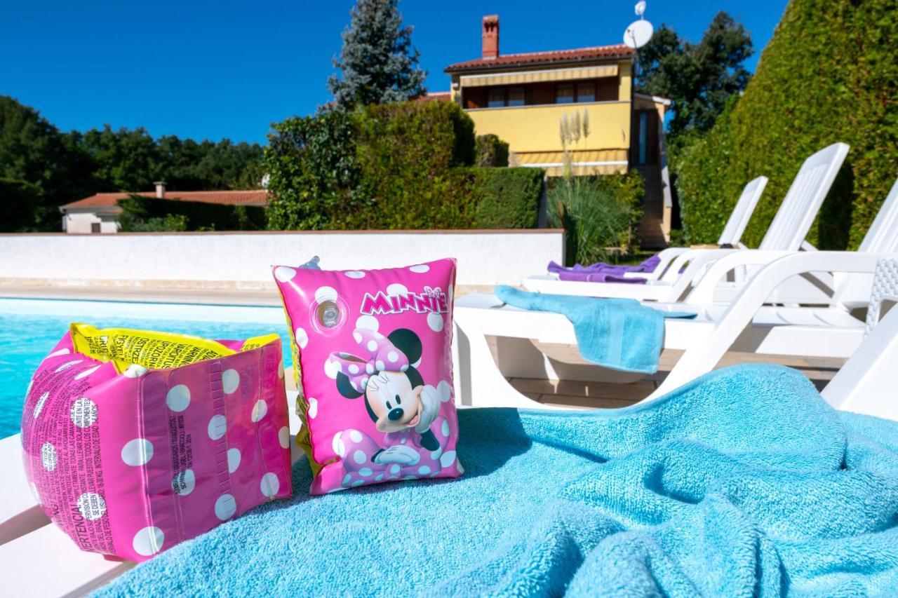 Villa Livia With Three Nice Apartments, Swimming Pool, Childrens Playground, Barbecue And Free Parking Ližnjan Exteriör bild
