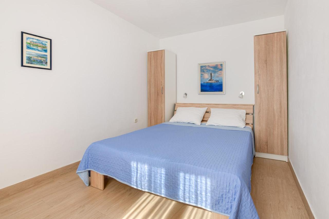 Villa Livia With Three Nice Apartments, Swimming Pool, Childrens Playground, Barbecue And Free Parking Ližnjan Exteriör bild