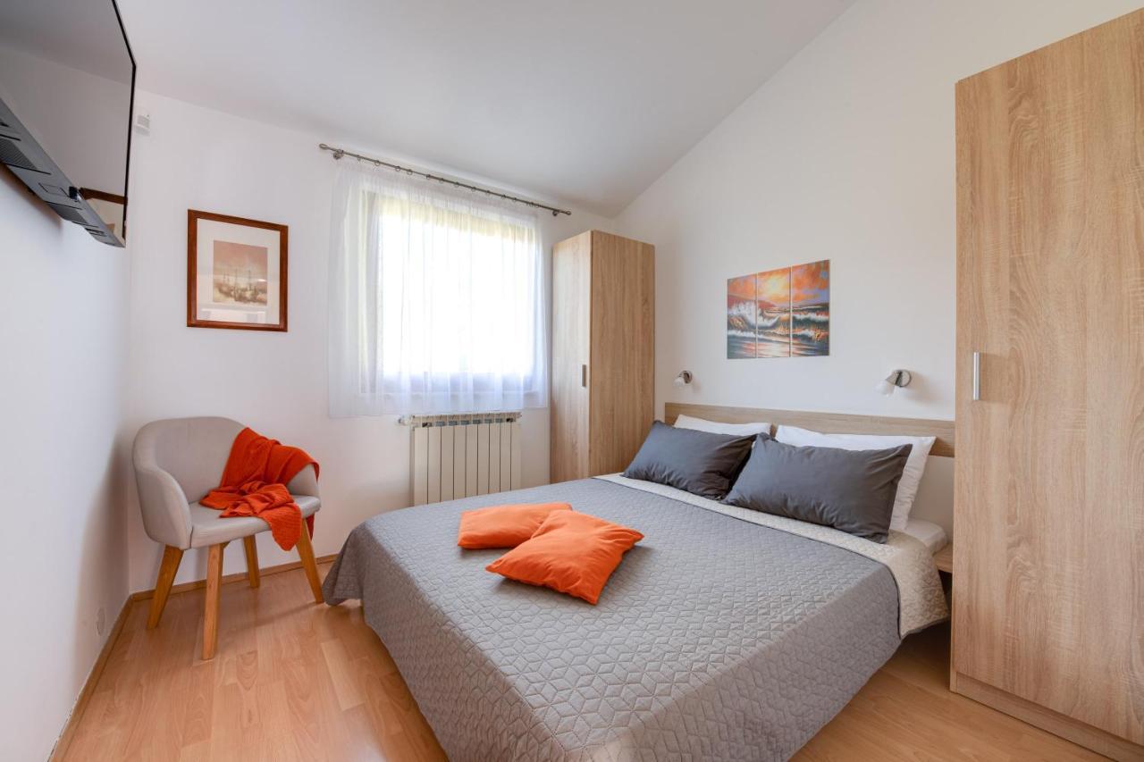 Villa Livia With Three Nice Apartments, Swimming Pool, Childrens Playground, Barbecue And Free Parking Ližnjan Exteriör bild