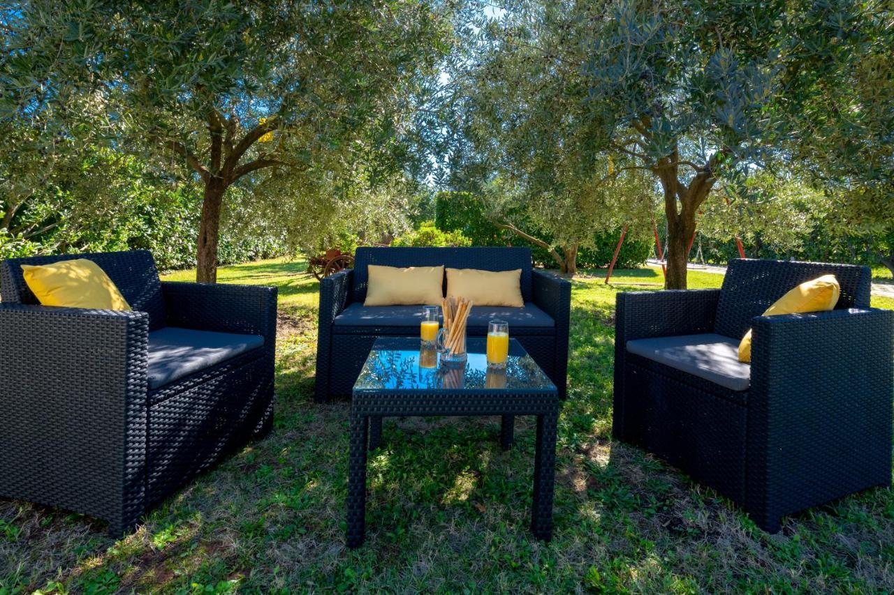 Villa Livia With Three Nice Apartments, Swimming Pool, Childrens Playground, Barbecue And Free Parking Ližnjan Exteriör bild