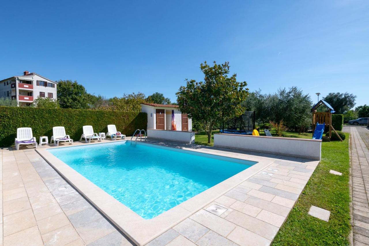 Villa Livia With Three Nice Apartments, Swimming Pool, Childrens Playground, Barbecue And Free Parking Ližnjan Exteriör bild