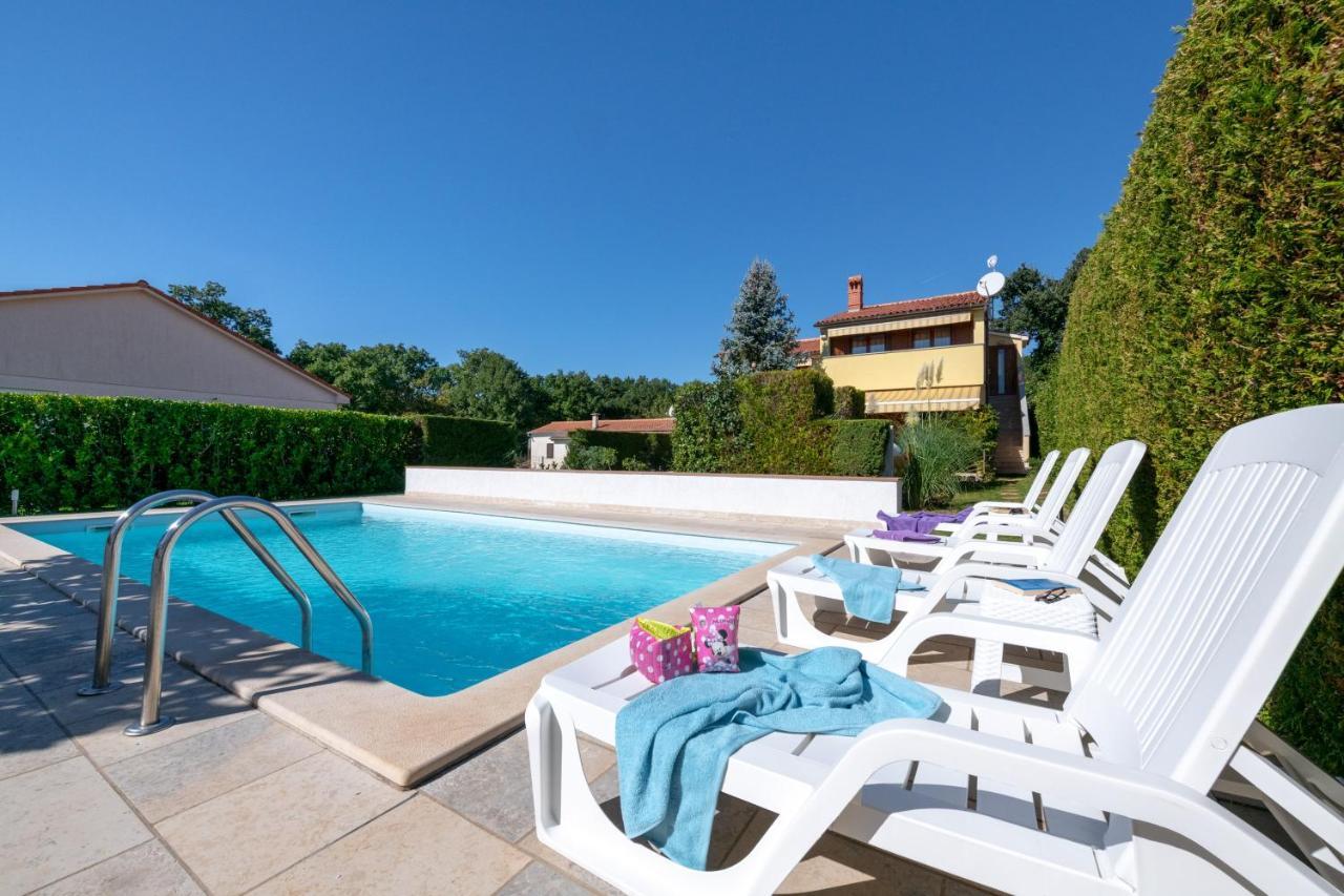 Villa Livia With Three Nice Apartments, Swimming Pool, Childrens Playground, Barbecue And Free Parking Ližnjan Exteriör bild
