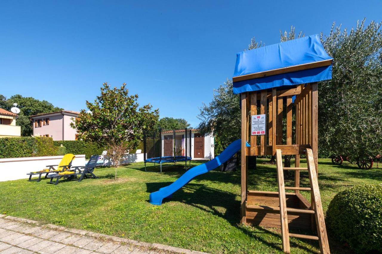 Villa Livia With Three Nice Apartments, Swimming Pool, Childrens Playground, Barbecue And Free Parking Ližnjan Exteriör bild