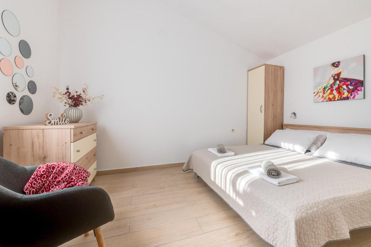 Villa Livia With Three Nice Apartments, Swimming Pool, Childrens Playground, Barbecue And Free Parking Ližnjan Exteriör bild