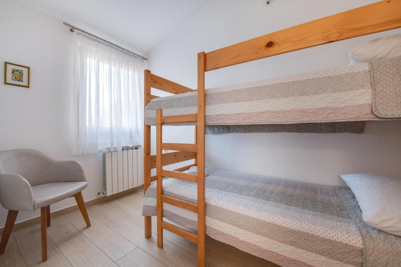 Villa Livia With Three Nice Apartments, Swimming Pool, Childrens Playground, Barbecue And Free Parking Ližnjan Exteriör bild