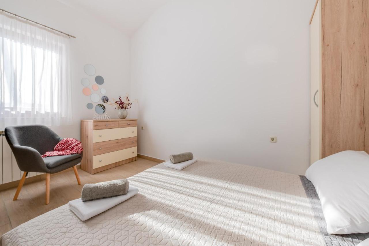 Villa Livia With Three Nice Apartments, Swimming Pool, Childrens Playground, Barbecue And Free Parking Ližnjan Exteriör bild