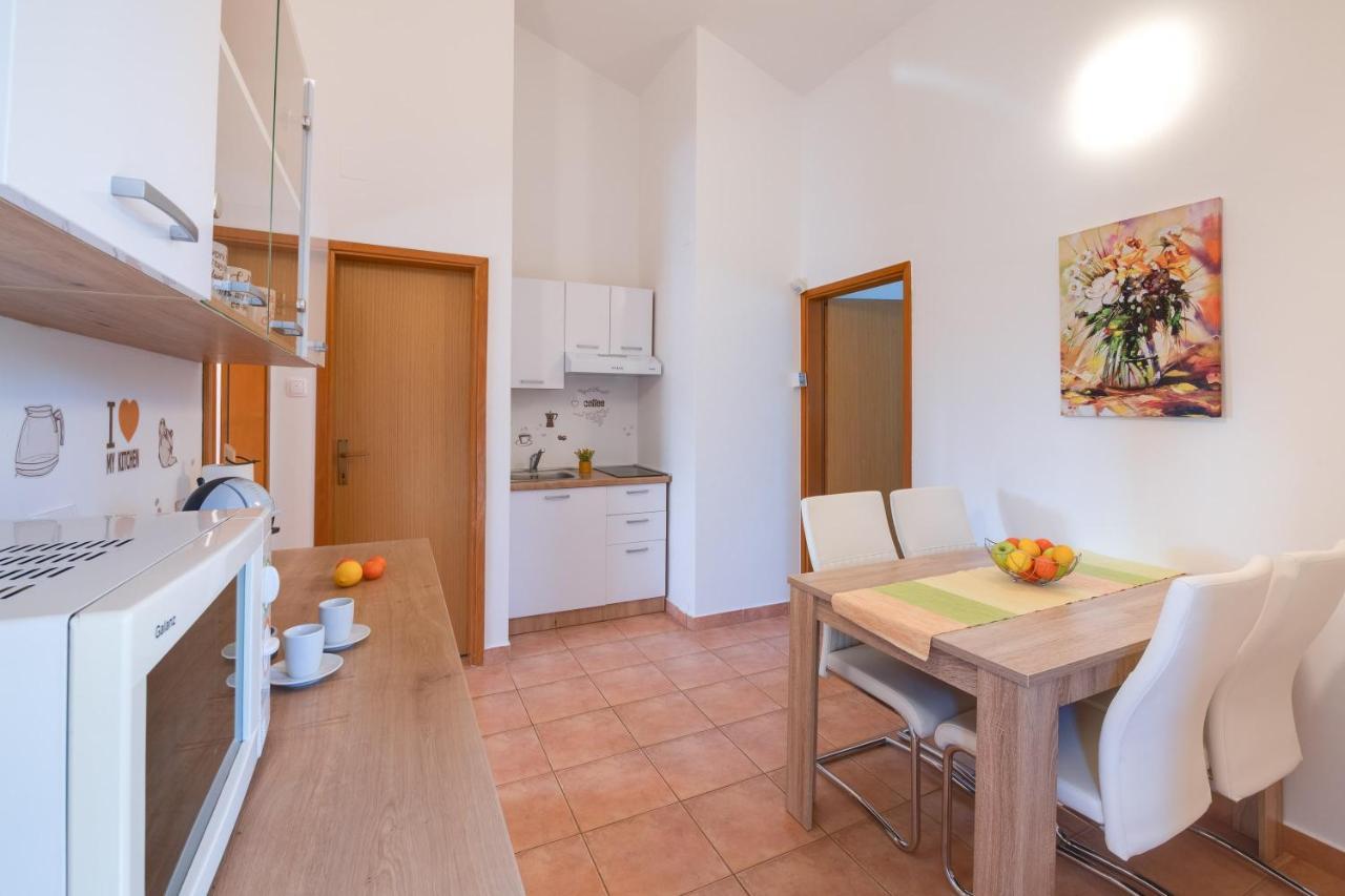 Villa Livia With Three Nice Apartments, Swimming Pool, Childrens Playground, Barbecue And Free Parking Ližnjan Exteriör bild