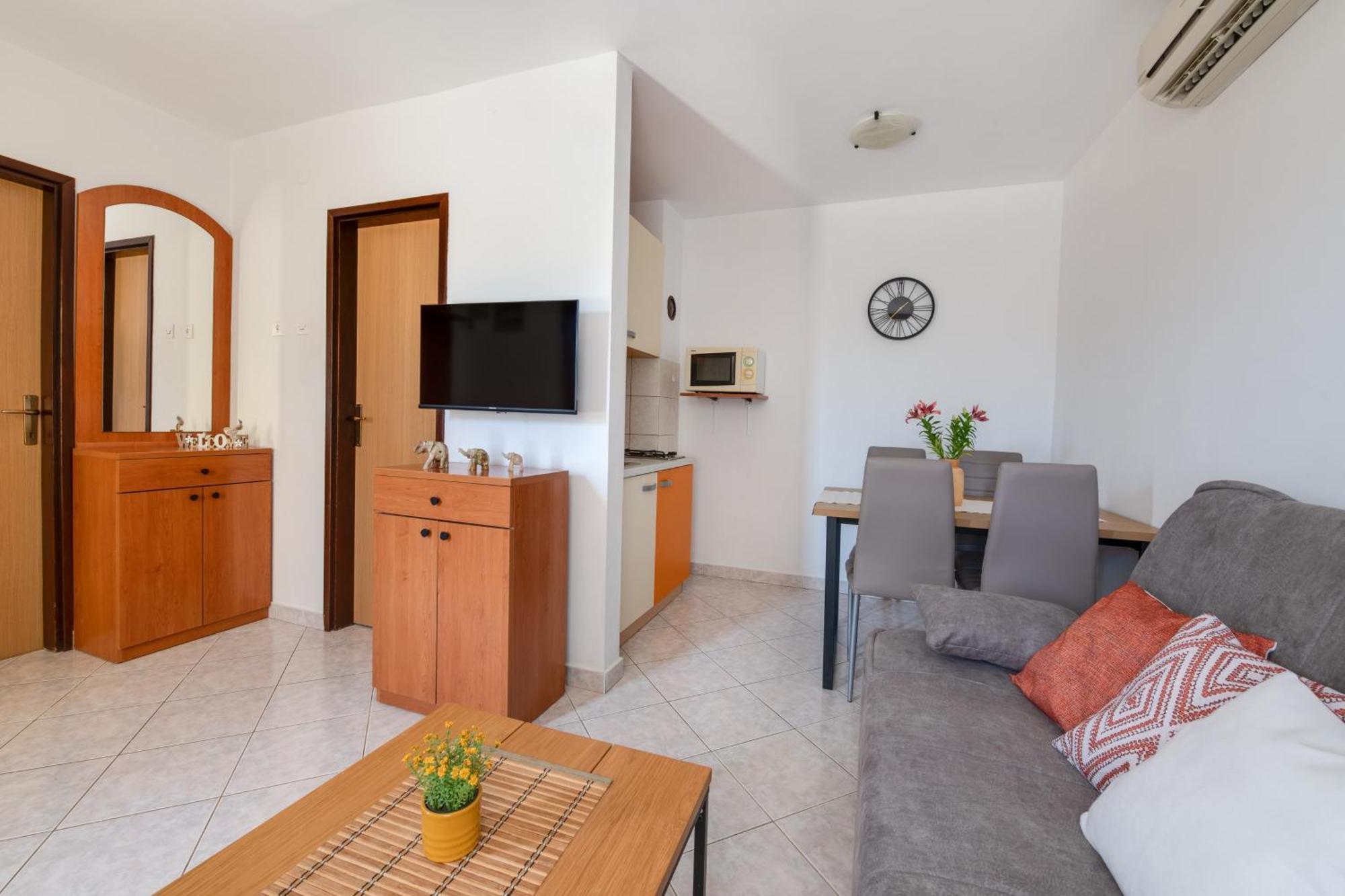 Villa Livia With Three Nice Apartments, Swimming Pool, Childrens Playground, Barbecue And Free Parking Ližnjan Exteriör bild