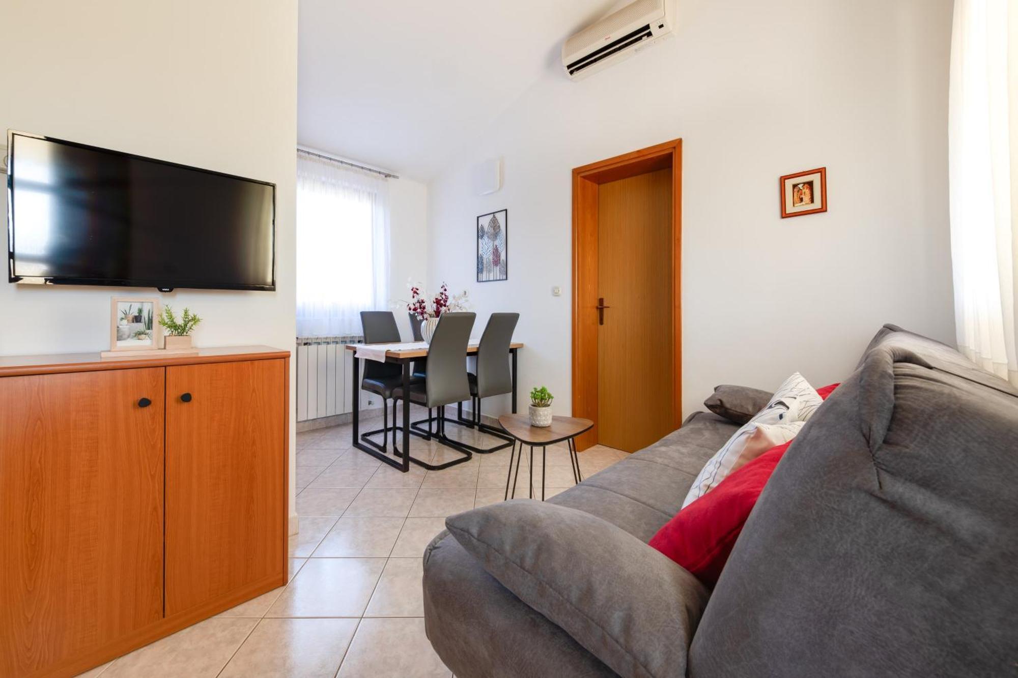 Villa Livia With Three Nice Apartments, Swimming Pool, Childrens Playground, Barbecue And Free Parking Ližnjan Exteriör bild