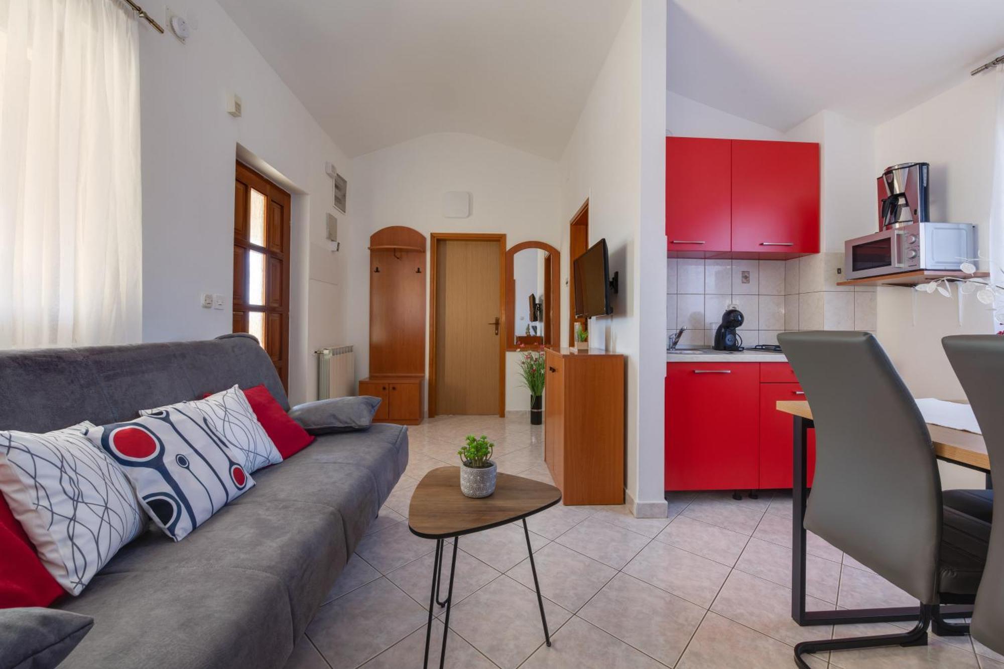 Villa Livia With Three Nice Apartments, Swimming Pool, Childrens Playground, Barbecue And Free Parking Ližnjan Exteriör bild
