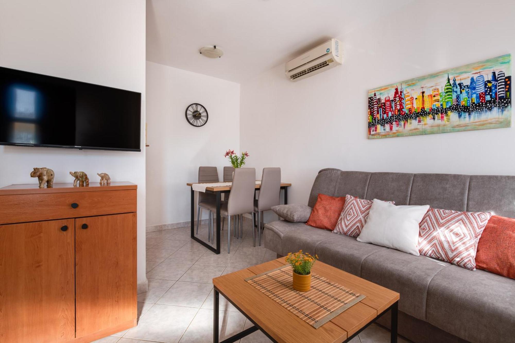 Villa Livia With Three Nice Apartments, Swimming Pool, Childrens Playground, Barbecue And Free Parking Ližnjan Exteriör bild