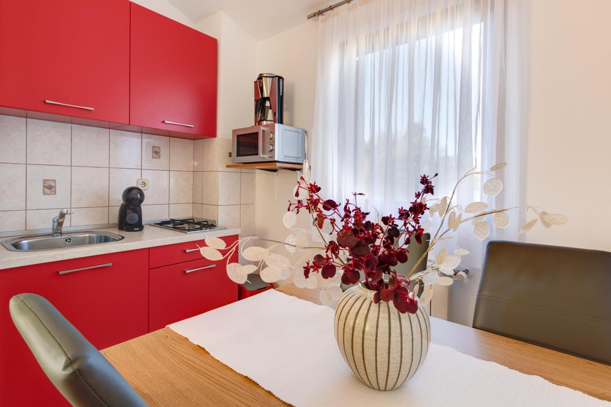 Villa Livia With Three Nice Apartments, Swimming Pool, Childrens Playground, Barbecue And Free Parking Ližnjan Exteriör bild
